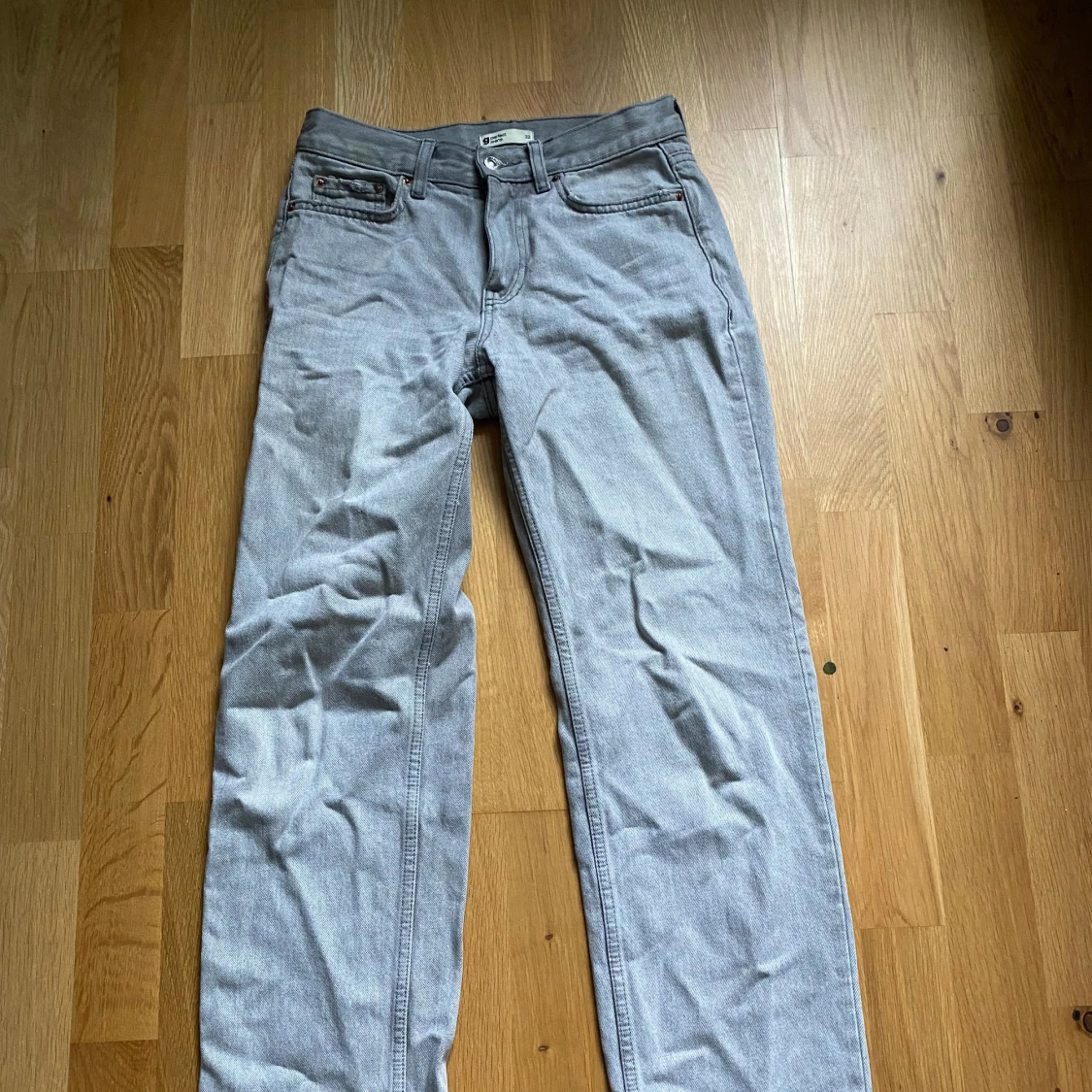 Gråa lågmidjade jeans - 91