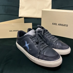 Axel arigato - Hej! Jag säljer dessa feta arigato skor eftersom de ej kommer till användning längre. De är använda en sommar därav Skick 6/10. Priset går att diskutera vid snabb affär. Kontakta mig gärna vid frågor😊