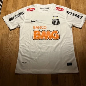 Fotbollströja - Santos retro tröja med Neymar Jr på ryggen. Nytt skick har en liten skada men inte värsta, skriv för fler frågor.