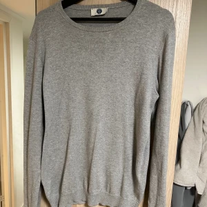Stickad tröja i Kashmir mix storlek small - Stickad tröja i Kashmirmix från gentlemens corner. 5% Kashmir 95% bomull. Tröjan är i väldigt bra skick och passar bra nu till våren!