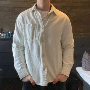 Overshirt - Säljer denna oanvända overshirt i storlek M. Funkar i alla årstider och är perfekt för att styla upp din outfit till ett väldigt billigt pris. Modellen är 183cm lång.  Hör av dig för ytterligare frågor/bilder