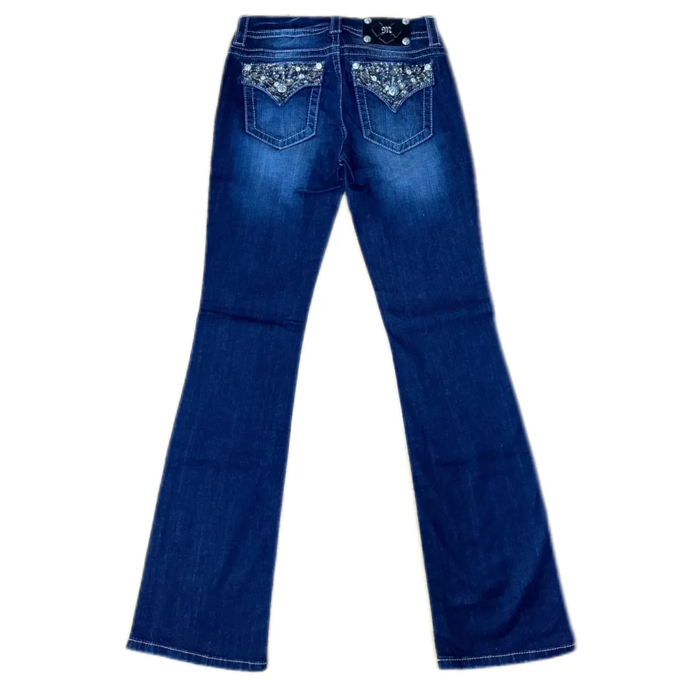 Miss Me jeans i modellen ”ME8045B/boot” midjemåttet rakt över är 37cm. Ytterbenet 106cm och innerbenet 84cm. Jeansen är som helt nya. Kontakta vid intresse!. Jeans & Byxor.