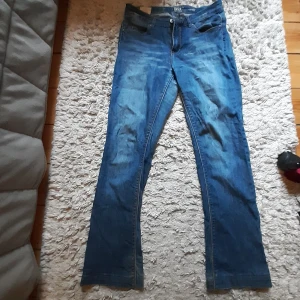 botcut jeans - Så snygga bptcutjeans🙏😻 Säljer då jag har för många jeans men så snygga, köpta second hand och har en slitning(bild 5), utöver det är dem i bra skick👍 Midjemåttet rakt över:37,5cm. Innrebensläng:71cm. Benöppning:19cm. Skulle säga att de är midwaist💞