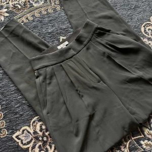 Kostymbyxor  - Säljer ett par snygga gråa kostymbyxor från H&M. De är i toppskick och väldigt trevliga att bära. De är inte strukna på bilden, de är väldigt bekväma och sitter super fint!