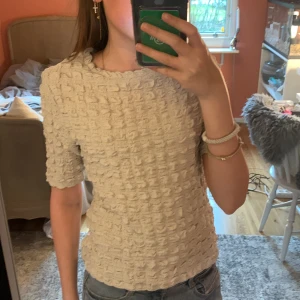 Fin ljusbeige mönstrad blus/t-shirt ❤️ - Ljusbeige mönstrad blus/t-shirt från Lindex! Den är i bra skick och har bara andvänts hemma några få gånger. Tycker om den men har aldrig riktigt känt behovet av att ha den🥰🥰 (den är i S men känns mer som xs)