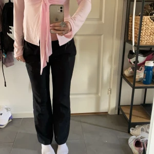 kostymbyxor  - säljer dessa superfina kostymbyxor ifrån bikbok då jag beställde fel storlek så de är lite för stora! endast använda en gång! de är i modellen vera petite och passar perfekt på mig som är 160cm 💘priset går att diskutera