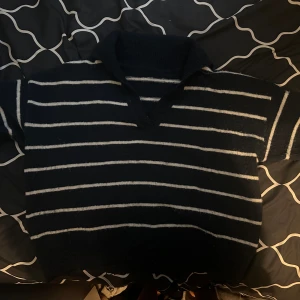 En randig tröja med krage  - Hej, köpte denna för ett tagsen och det står ingenstans vart den kommer ifrån, men den är i relativt bra skick. Säljer den då den inte längre kommer till användning! De 2 sista bilderna är inspo bilder från Google!! 