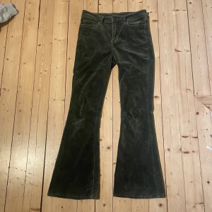 Mörkgröna Manchester byxor - Midja-37cm, innerbenslängd-75cm