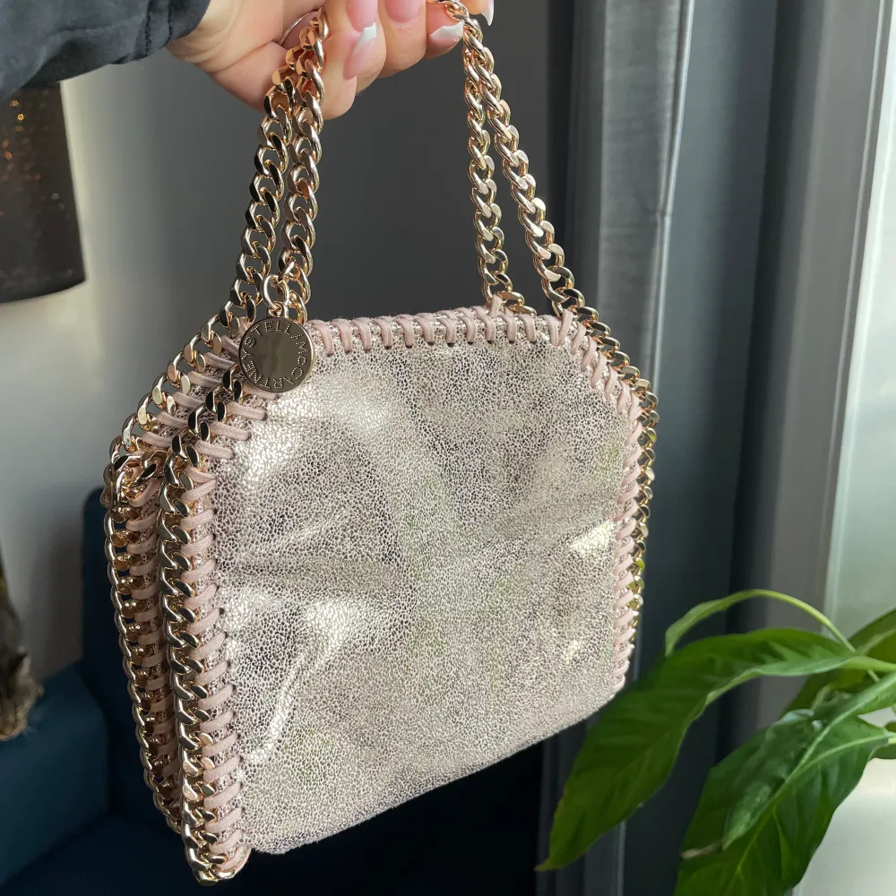 Intressekoll på min superfina rosa/guldiga Stella McCartney väska i storleken Tiny tote!💕 Fler bilder finns! Använd ej köp nu gärna! . Väskor.