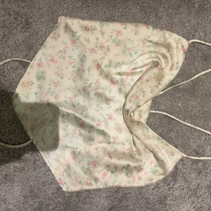 Silkes linne! - Somrigt silkes linne med blommor. Köpt på Gina tricot. Storlek 40 men passar mig som har S då man kan spänna in i ryggen. Kontakta vid intresse.