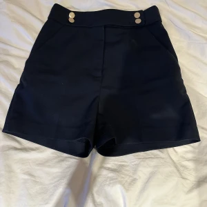 Shorts  - Shorts ifrån HM som blev använd ca 3-5 ggr därav bara legat i gaderoben massa år, fläcken som man ser på shortsen är bara lite damm från att ligga i gaderoben.