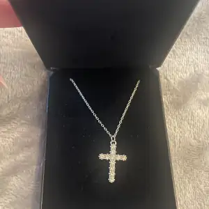 Detta gulliga kors halsband i äkta silver från Glitter. Använder inte längre! Kontakta vid frågor eller intresse…