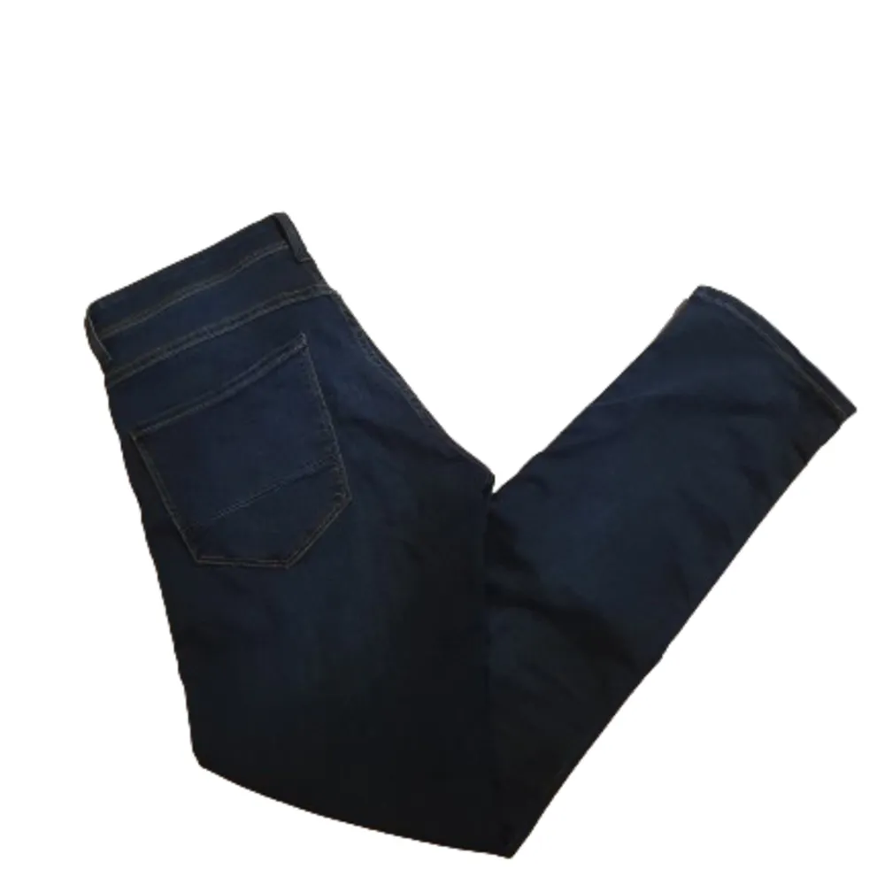 Mörkblåa jeans riktigt snygga och i nyskick  storlek (34/32). Jeans & Byxor.