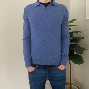 Morris långärmad piké  - Merino Ulls tröja, bra skick. Märket sitter på bröstet men syns inte tydligt. Nypris 1600