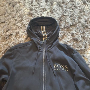 Hugo boss  - Storlek: M   Skick: använd men fin inga hål eller så. 
