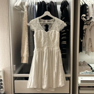 klänning - storlek 34, väldigt bra skick, använd 1 gång, bra kvalitet, köpt på bubbleroom, kommer inte igår pris men tror runt 500-600kr