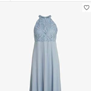 Säljer nu denna superfina långa klänningensom är slutsåld  😍 Köpt för ca 1500 och använd 2 gånger. Priset kan absolut diskuteras vid snabb affär. Perfekt som balklänning eller till alla som slutar 9:an🫶