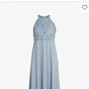 Säljer nu denna superfina långa klänningensom är slutsåld  😍 Köpt för ca 1500 och använd 2 gånger. Priset kan absolut diskuteras vid snabb affär. Perfekt som balklänning eller till alla som slutar 9:an🫶