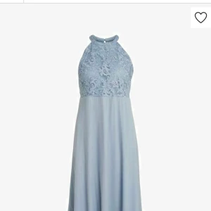 Balklänning💞 - Säljer nu denna superfina långa klänningensom är slutsåld  😍 Köpt för ca 1500 och använd 2 gånger. Priset kan absolut diskuteras vid snabb affär. Perfekt som balklänning eller till alla som slutar 9:an🫶