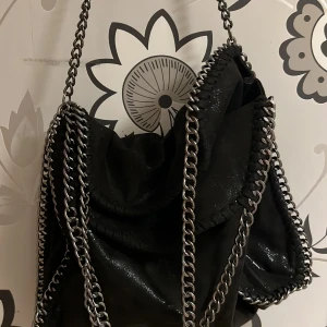Väska - Säljer denna använda väska för 200kr(pris kan diskuteras vid snabbt köp)inga märken eller skador på den,som ny.(INTE ÄKTA)