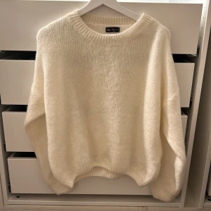 chelsea tröja - storlek s, aldrig använd, bra kvalitet och köpt på zalando, nypris 700kr