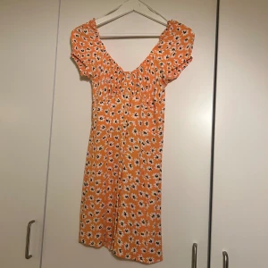 Klänning Bershka 🌼 - Klänning från Bershka med knäppning hela vägen ner 🧡Storlek M men sitter mer som en S 