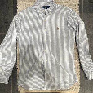 Ralph Lauren Skjorta Randig - Riktigt schysst skjorta från Ralph som passar perfekt nu till sommaren                                                                          Storlek: M                                             Skick: 9/10