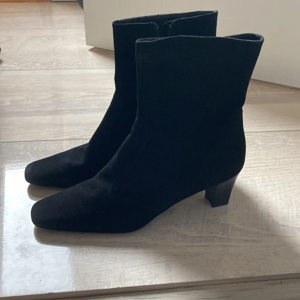 Super snygga svarta läder klack skor med en spetsigare tå. Jag köpte skorna i Spanien men har inte använt dem så dem är helt nya! perfekta för en ute kväll eller för att styla sin outfit rikigt snyggt!💗 Startbud 300kr. Kengät.