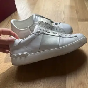 Säljer nu dessa valentino open sneakers med silvrig rand | Storlek 39 | Kommer med box,dustbag och även kvitto | Fint skick |