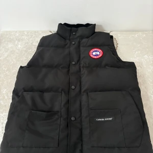 Väst  - Hej jag säljer hel ny canada goose väst. Eftersom att jag råka beställa fel storlek men kan inte lämna tillbaka. Pris kan diskuteras 