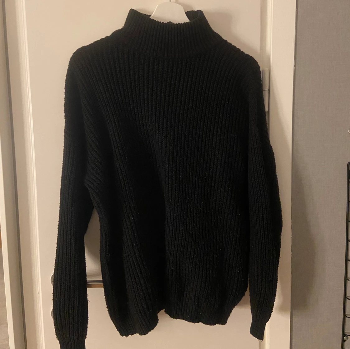 Svart stickad tröja