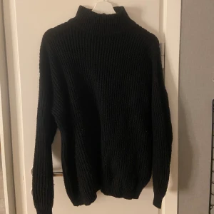 Svart stickad tröja  - Svart stickad tröja, lite nopprig men ändå i bra skick!