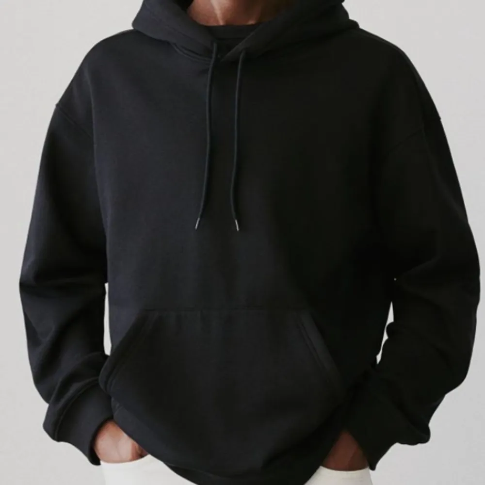 Hade inte öppet köp så kunde inte lämna tillbaka. Helt ny, oanvänd hoodie från H&M  Prislappen är kvar. Hoodies.
