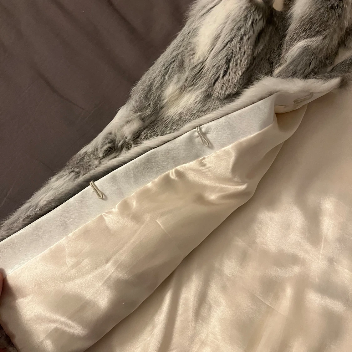 Vit/grå äkta pälsväst - 92