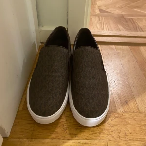 Micheal kors skor  - Helt nya Micheal kors skor aldrig använda, säljer pågrund av att jag fick dom i fel storlek utan att kunna lämna tillbaka 