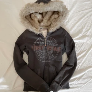 Aeropostle zipup  - Jätte snygg mörkgrå zipup med fluff från aeropostle! 🫶🏻