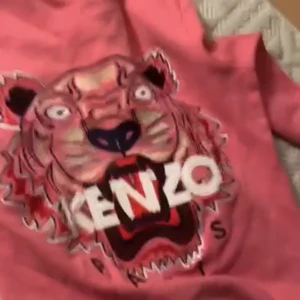 Kenzo tröja  - Säljer denna tröjan i xs kom privat för mer bilder för detta bilden va en Video. ❤️möts i Eskilstuna 