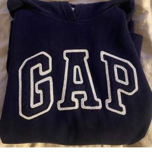 Marinblå GAP hoodie! Väldigt fint skick, skriv om du har frågor 