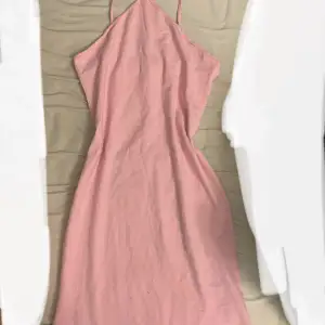 Jättefin klänning från H&M strlk S men passar även xs.  Nyskick använd 1 gång Hör gärna av er svarar direkt☺️ Kan mötas upp runt Stockholm