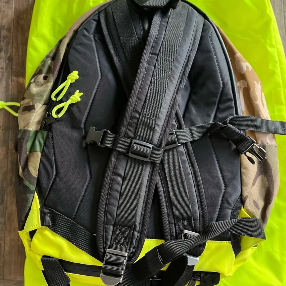 En unik ryggsäck framtagen av den engelsk baserade designern Cristopher Raeburn för Eastpack.  Varje ryggsäck är tillverkad av återvunna uniformer från den engelska armé och den fluorescerande gula delen från UK Border force uniformer. Nypris 4500kr. Väskor.