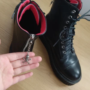 Platforms med dödskalle Lamoda - Fri frakt. Lamoda platform stövlar som bara är prövade! Snygg passform och bekväma men tyvärr inte min stil längre så de har bara legat hemma.