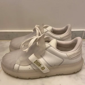 DIOR sneakers  - Knappt använda, stora i storlek. Skriv för frågor eller funderingar🥰