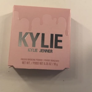Kylie bronzer🩷 - Använd lite gran men upptäckte att den var för mörk för mig. Den lila skadan i hörnet på den är från en borste som råka skrapa emot❤️nypris tror jag var 250-300❤️