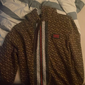 Burberry tröja - En burberry tröja i fint skick, har inte använt särskilt mycket då den var för liten. Så därför är den i väldigt fint skick