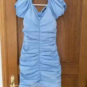 Superfin ljusblå klänning från Gina Tricot, perfekt till sommaren! ☀️💕 Säljer då klänningen är för liten. Nypris: 380kr Obs. Det var en gång jag råkade dra upp sömmen lite. Sydde så det syns INTE (bild 4) utan bara på riktigt nära håll. Kolla bild 5 😊