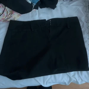 Minikjol - Fin svart kostymkjol från zara i storlek M☺️ fint skick.