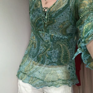 Färgglad mesh blus - Säljer denna jättefina topp, perfekt till sommaren. Är genomskinlig, så snyggt!! Skriv vid frågor!!