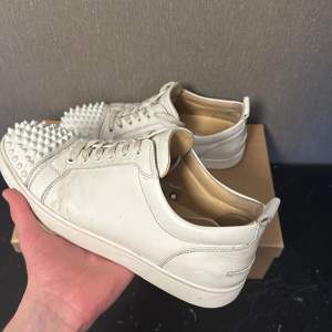 Säljer nu mina feta vita louboutins i storlek 41,5. Passar något större. Skorna är i bra skick. Pm om du har frågor. Box ingår. Garanterar äktheten annars får ni pengarna tillbaka.  Vill bli av med dem ASAP därav det villiga priset!