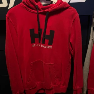 Helly hansen hoodie - Storlek M Sitter bra på mig som har small Köpt för 600kr 