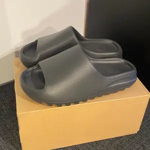 Helt nya otroligt sköna yeezy slides till sommaren storlek 43, priset kan sänkas vid snabb affär